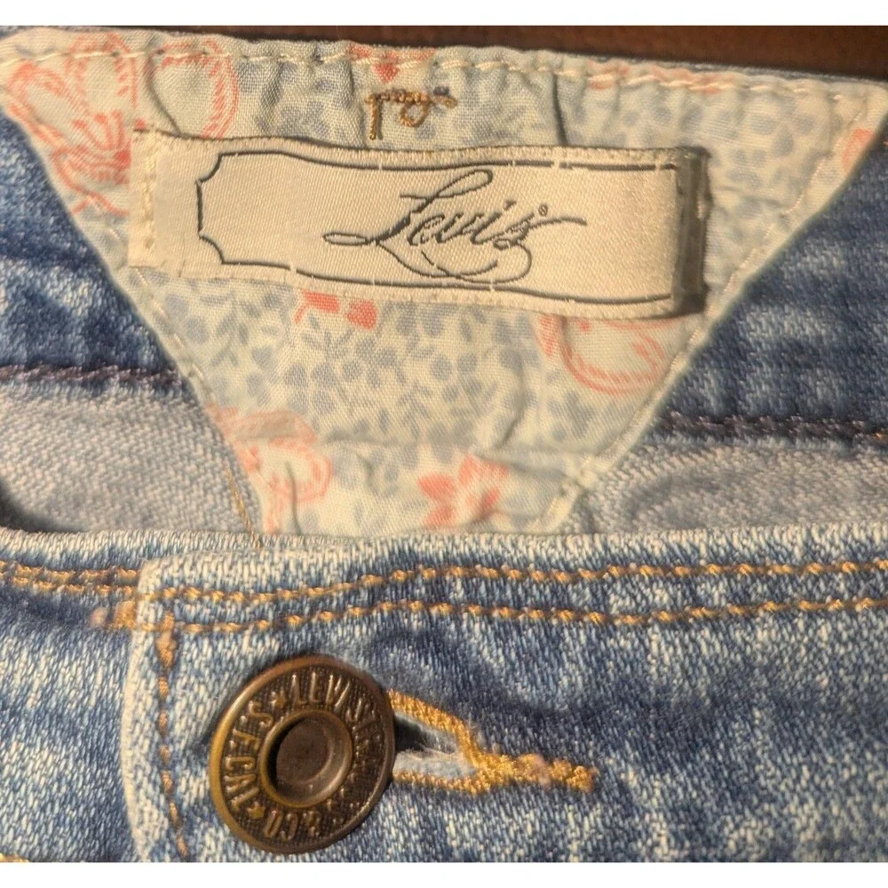 Levi's Womens Size 10 Stretch Denim Blue Jeans Bermuda Shorts Classic